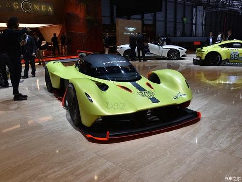 今年的日內瓦車展上展示了其最新的中置發(fā)動機超跑概念車AMRB003
