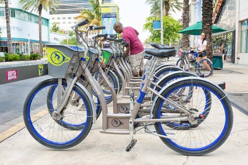 許多社區(qū)中取消了CitiBike自行車共享計(jì)劃中的自行車道和碼頭空間