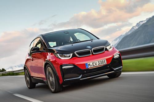 BMWi3s以及成排的帶引線的電動汽車數(shù)百個