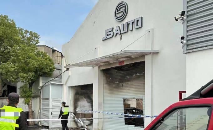 上海一汽車裝潢店起火！知名博主：多輛豪車被燒毀，損失至少5000萬元