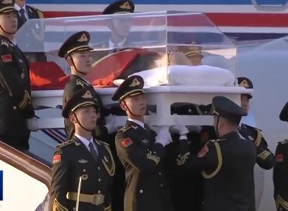 江澤民同志遺體由專機敬移北京