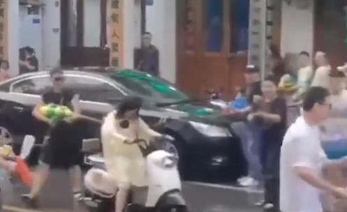 “美丑有別”？潑水節(jié)變味，女生顏值越高被潑越狠