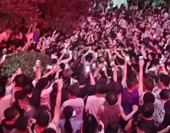 安徽財(cái)貿(mào)職業(yè)學(xué)院男生被指同時交往多名女生，網(wǎng)友質(zhì)疑其是否渣男