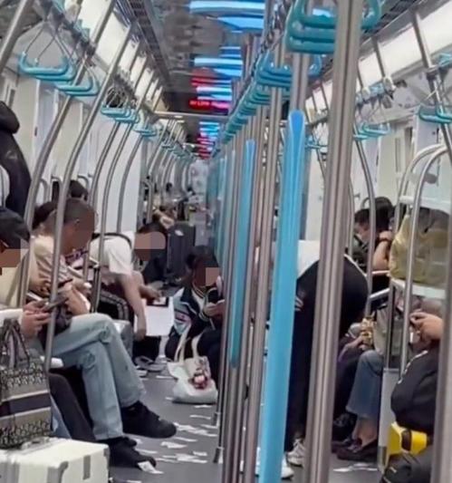 男子地鐵車廂拋撒人民幣引發(fā)關(guān)注，地鐵客服回應(yīng)并立即上報相關(guān)部門