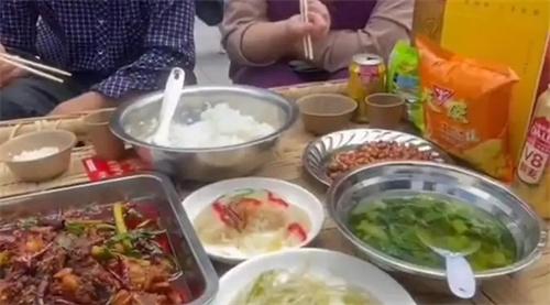 云南大理三月街長(zhǎng)街宴售票價(jià)格引爭(zhēng)議，旅游市場(chǎng)需合理規(guī)范