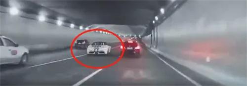 上海4車(chē)野蠻變道、高速競(jìng)速，警方已拘留涉事人員
