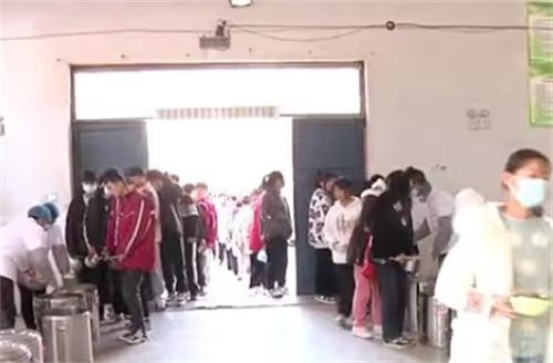 北京印刷學(xué)院食堂食品中毒事件，多名學(xué)生出現(xiàn)嘔吐癥狀