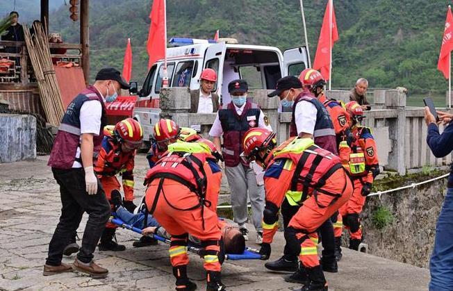 悲劇！廣西14人超載車輛翻下懸崖，11人遇難，現(xiàn)場(chǎng)驚現(xiàn)境外偷渡人員