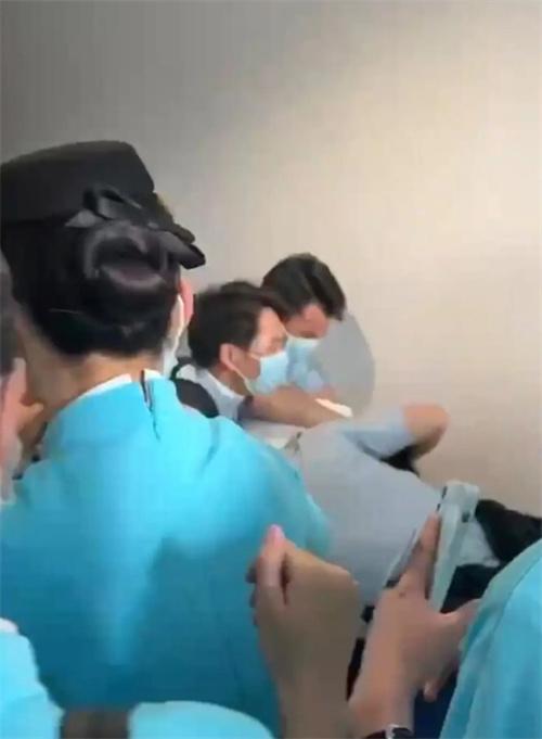 廈門(mén)航空乘務(wù)員被飛行員現(xiàn)行偷拍女廁所事件曝光，客服表示正在核實(shí)