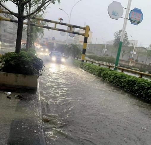桂林市突降大雨，多路段積水，小學(xué)和幼兒園停課半天
