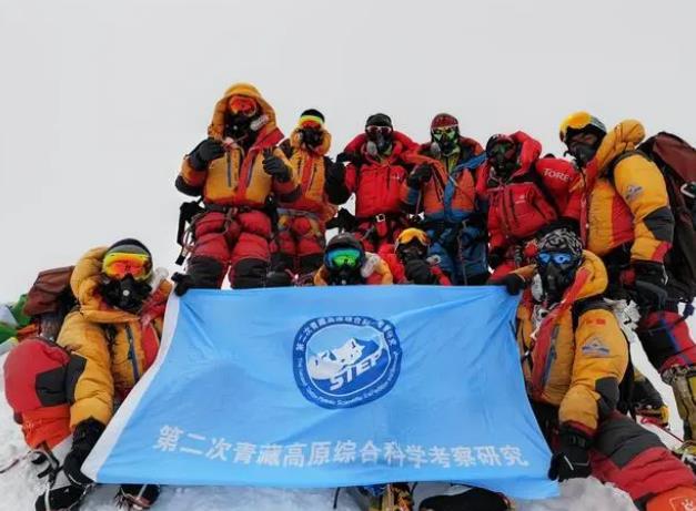 珠峰科考：13名科考人員成功登頂，壯麗一刻被永久定格