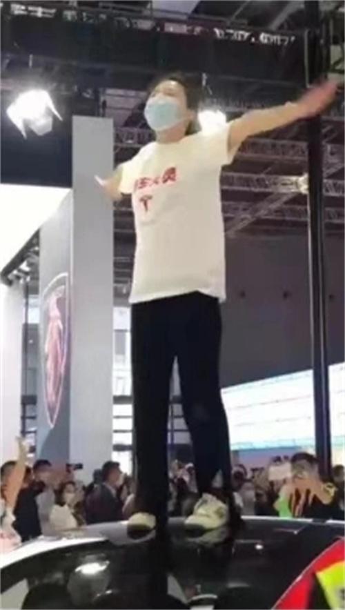 特斯拉車頂維權(quán)案一審判決出爐：女車主敗訴，侵犯指控未獲支持