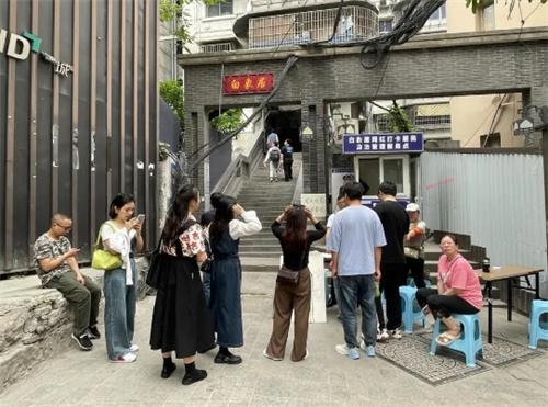 重慶網(wǎng)紅小區(qū)限制參觀：每天迎來數(shù)萬游客，甚至有人闖入居民家中
