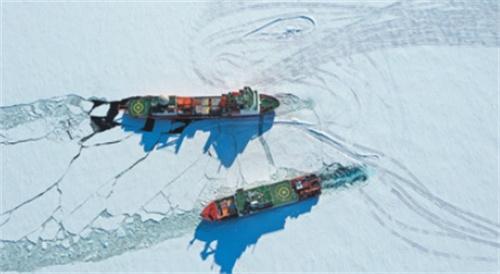 中國南極考察隊成功完成第三十九次南極考察任務，雪龍2號和雪龍?zhí)柭?lián)手破冰，建成南極首個雪橇式冰雪跑道機場