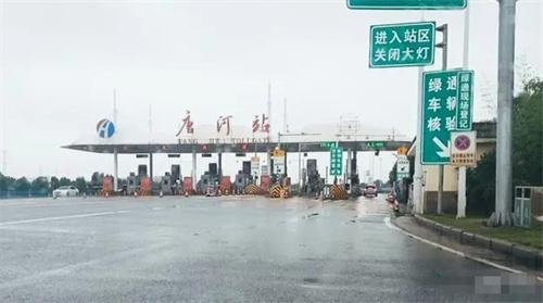 河南南陽(yáng)小麥?zhǔn)崭钷r(nóng)忙時(shí)節(jié)，跨區(qū)作業(yè)收割機(jī)面臨通行問(wèn)題解決方案