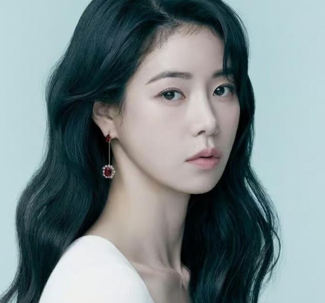 抖音美妝博主變身韓劇反派“妍珍”，走上韓國街頭引發(fā)熱潮