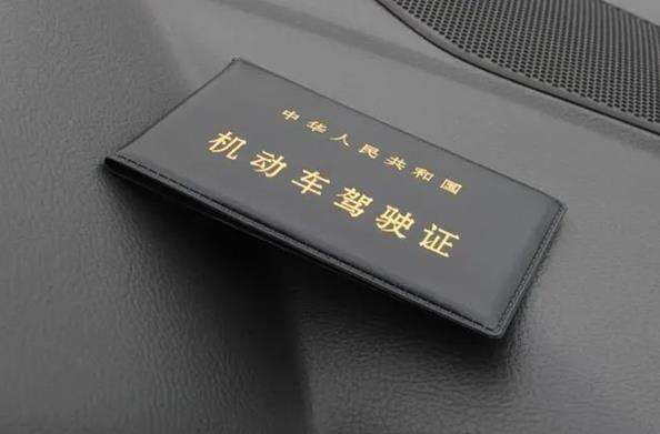 女子科目三考試系錯(cuò)安全帶引爭議，輿論呼吁安全駕駛
