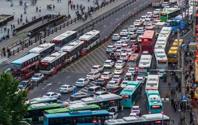 網(wǎng)約車市場(chǎng)發(fā)展遇阻：風(fēng)險(xiǎn)預(yù)警發(fā)布，長(zhǎng)沙暫停受理運(yùn)輸證申請(qǐng)