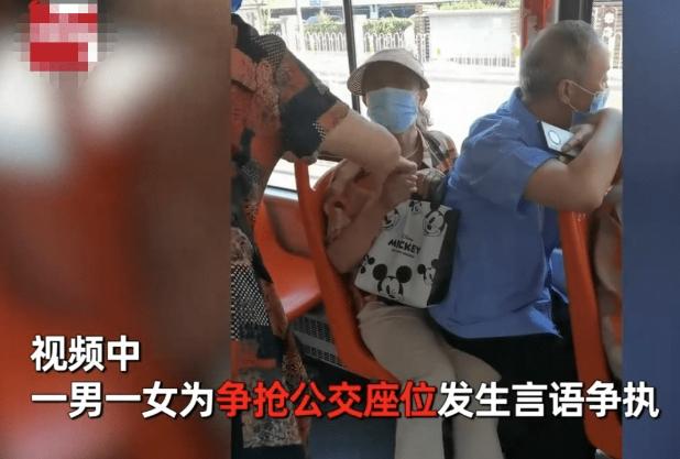 太原公交爭座引發(fā)尷尬一幕，男子直接坐女子腿上