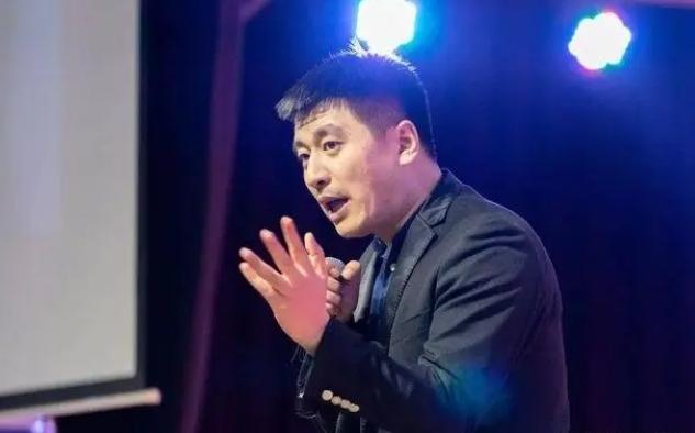 張雪峰發(fā)表言論引發(fā)爭(zhēng)議，突然收到來(lái)自高校院長(zhǎng)的郵件，事件進(jìn)一步升級(jí)