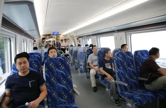 高鐵上大叔脫鞋惹爭議，為他人著想才能和諧共乘