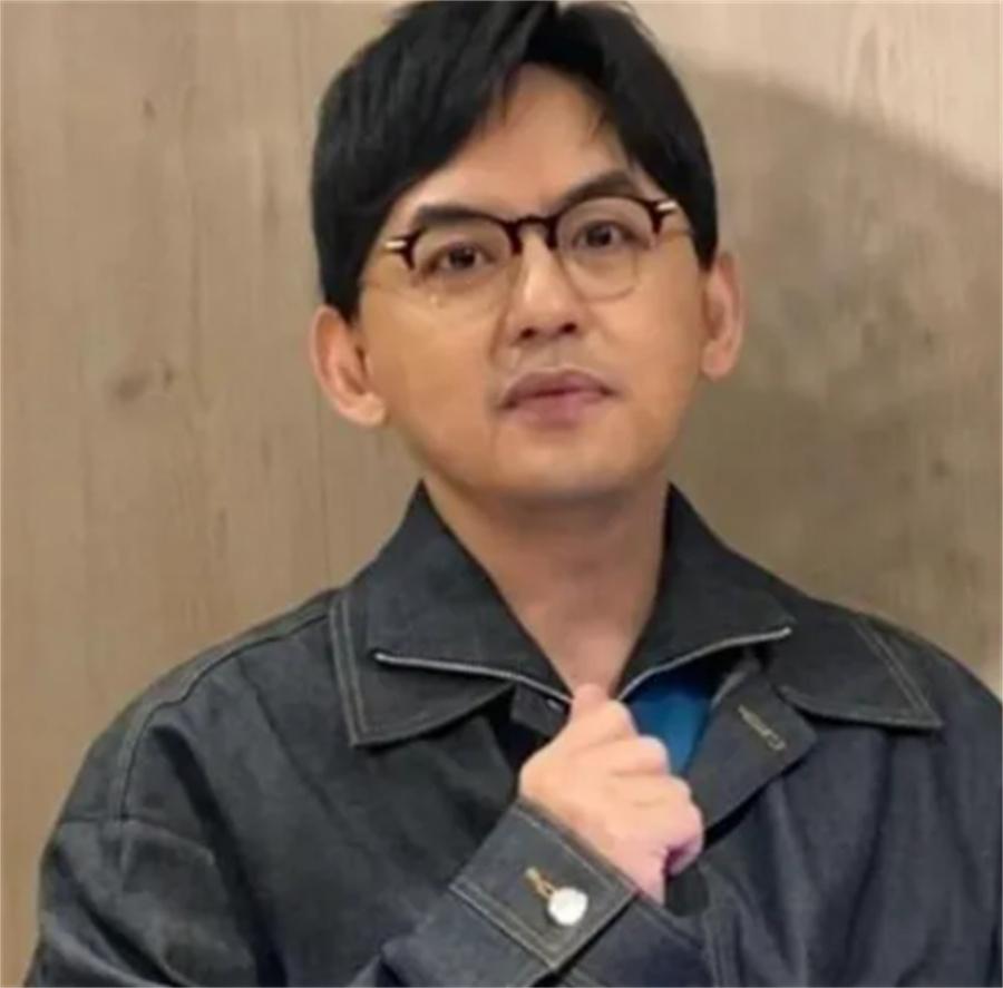 臺(tái)媒：黃子佼承認(rèn)強(qiáng)吻少女并拍裸照，中午發(fā)布道歉視頻