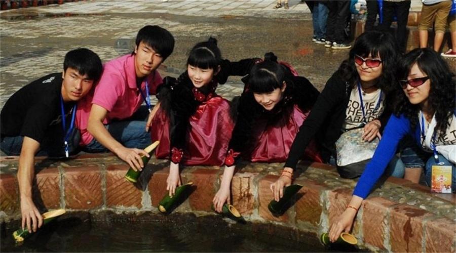 云南雙胞水引發(fā)熱議：廠家宣稱正規(guī)生產(chǎn)，喝了竟生雙胞胎