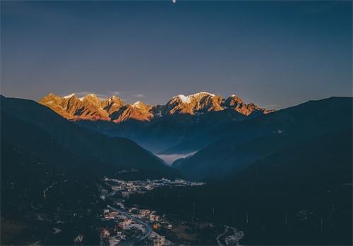 云南梅里雪山景區(qū)圍墻爭議，景點免費開放解決游客無法觀賞景觀問題