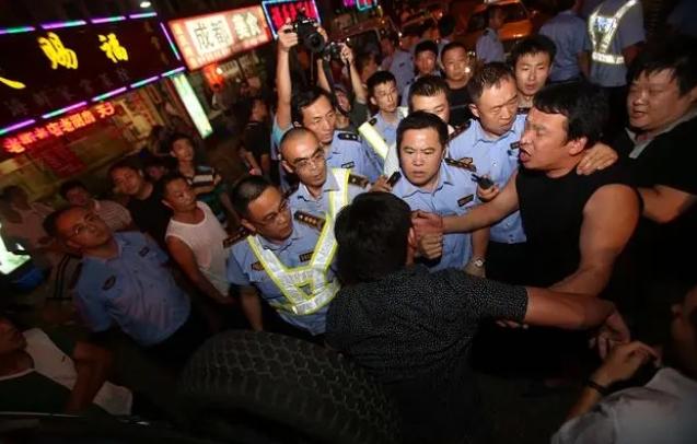 酒吧驚騷事件：3男子騷擾4女子，拒絕后引發(fā)激烈沖突，女子頭遭猛力壓制
