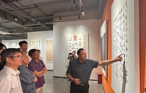 海南師范大學(xué)書(shū)法碩士畢業(yè)作品展：傳統(tǒng)與創(chuàng)新融合，展現(xiàn)個(gè)人風(fēng)格