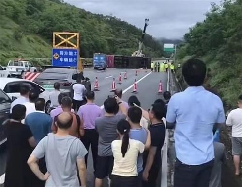 廣東紫金縣發(fā)生大巴車側(cè)翻事故，多人受傷無人重傷，救援及交通恢復(fù)展開