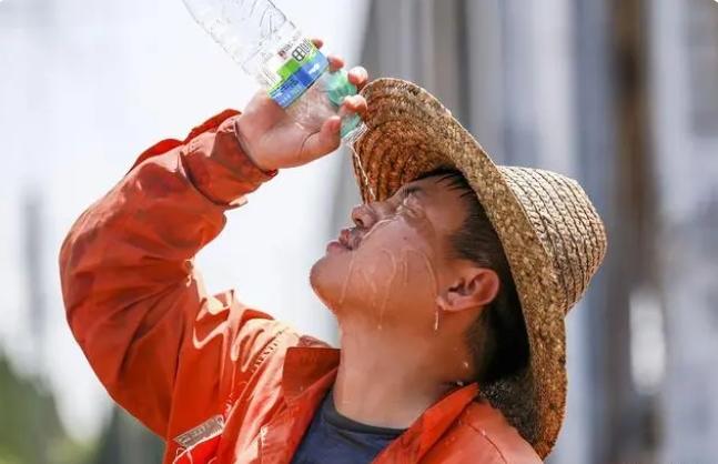 感動一夏！女子熱情款待高溫修空調(diào)工人，額外獎勵200元，溫暖行為感動眾網(wǎng)友！