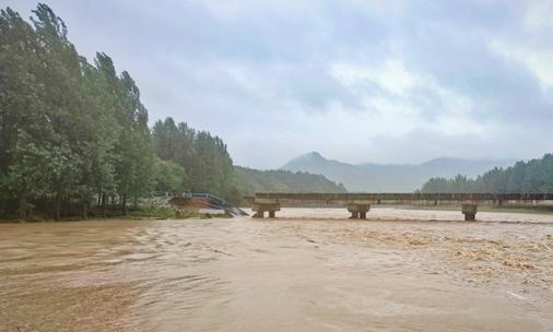 河南確山雞山大橋事故：車輛被洪水沖走，1人獲救4人失聯(lián)