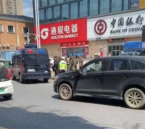 湖南長(zhǎng)沙銀行搶劫案：警方及時(shí)抵達(dá)，案情待官方通報(bào)