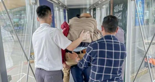 緊急備降：乘務(wù)團(tuán)隊與醫(yī)生合作挽救突發(fā)疾病旅客的故事