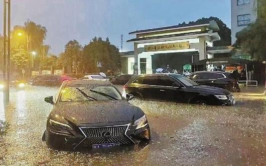 杭州暴雨：短時暴雨致多處道路積水，雨水倒灌車輛被淹