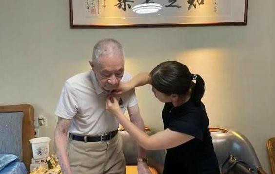 感恩醫(yī)患情深：老人一路送鉆石、翡翠，醫(yī)生視為女兒的感人故事