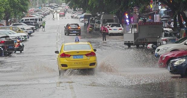 重慶遭遇強(qiáng)降雨，市民共渡雨水難關(guān)，交通受阻局部地區(qū)面臨地質(zhì)災(zāi)害風(fēng)險(xiǎn)