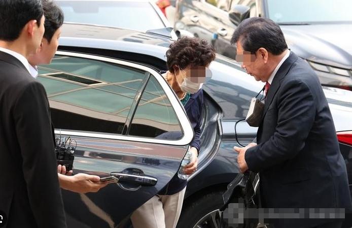 韓國總統(tǒng)岳母當(dāng)庭被捕，創(chuàng)下憲政史上首例