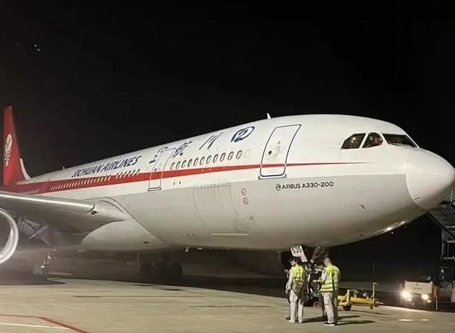 緊急運送活體器官！四川航空8985航班備降江蘇機場