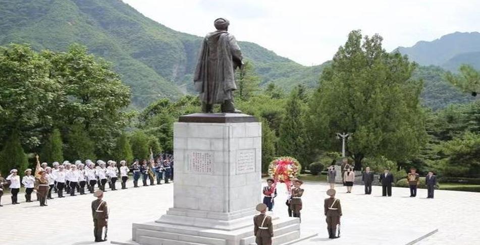 金正恩親自前往中國(guó)人民志愿軍烈士陵園，向英勇烈士致以崇高敬意