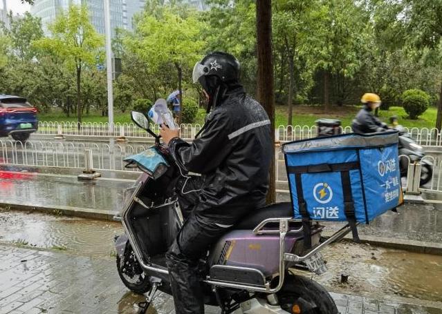 臺(tái)風(fēng)“杜蘇芮”襲擊北京，特大暴雨引發(fā)水患，陸軍直升機(jī)緊急空投救援物資