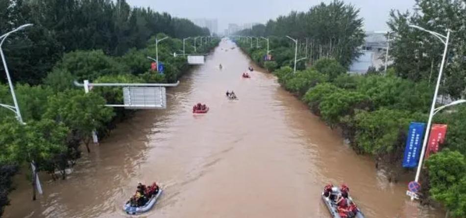 涿州救援見聞：“從未想過，有一天會(huì)在這條路上坐船”