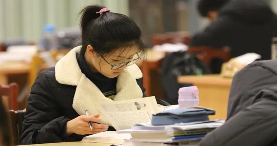 解讀大學(xué)生就業(yè)挑戰(zhàn)：從考研到考公考編，人生選擇何去何從？