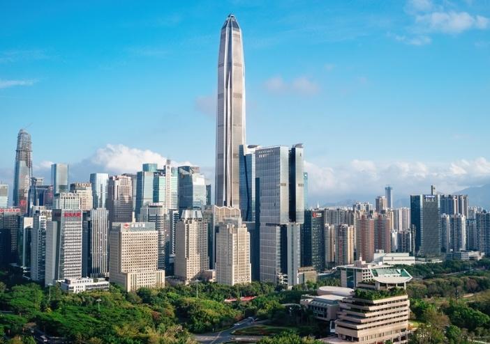 香港游客暑期涌入深圳超900萬次，引發(fā)“擠爆”現(xiàn)象，本地人感嘆“我在香港？”