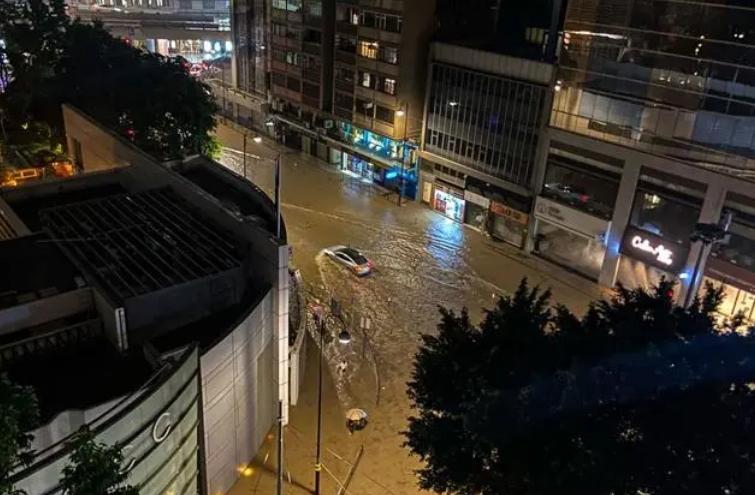 香港?？麣堄啾┯晗?，市民堅(jiān)韌抗洪