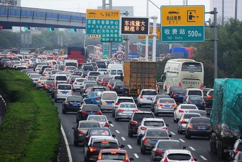 假期高速擁堵不止！樂廣高速堵車9小時(shí)，車輛未能駛出廣東