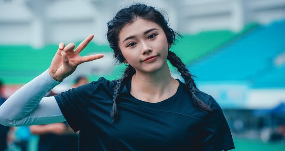 吳艷妮：真情向國(guó)旗致敬，炒作還是真心？