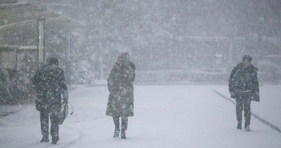 中央氣象臺(tái)發(fā)布多地天氣預(yù)警，凍雨和暴雪齊襲，年底雨雪持續(xù)關(guān)注