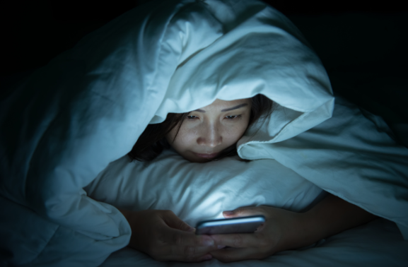 警惕！睡前刷手機可能引發(fā)健康隱患
